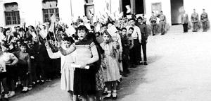 1321- Ain-Kermes - Fete devant l'ancienne Mairie2